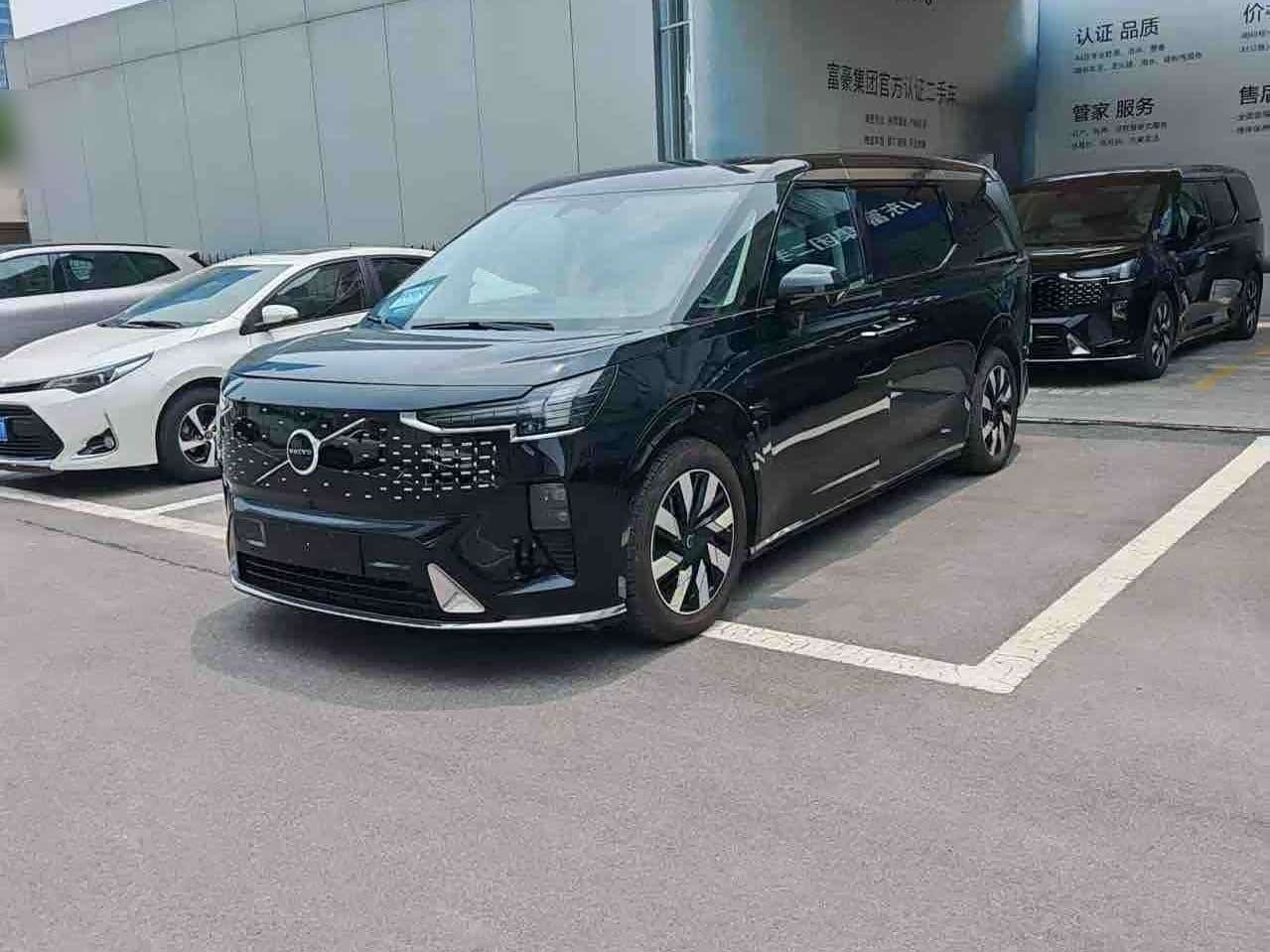 2023 Volvo EM90 front exterior