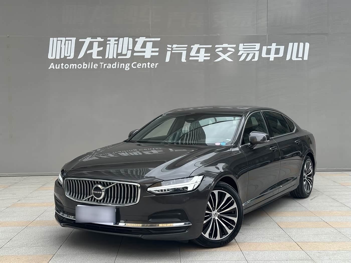 2023 Volvo S90 front exterior