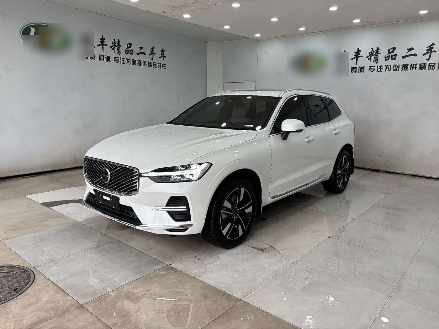 2025 Volvo XC60 front exterior