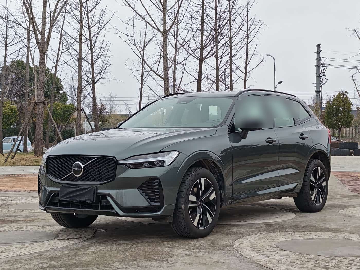 2025 Volvo XC60 front exterior