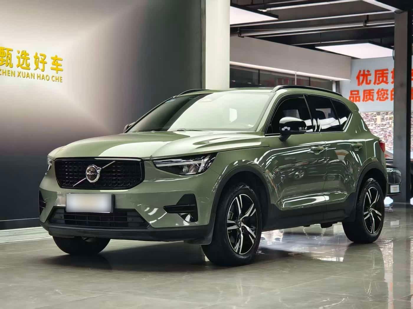 2023 Volvo XC40 front exterior