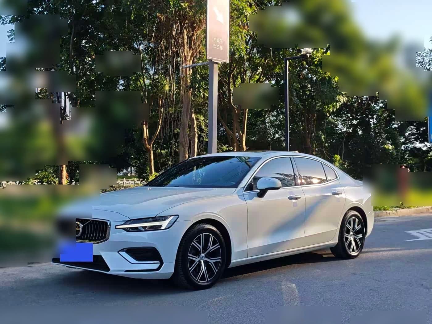 2024 Volvo S60 front exterior
