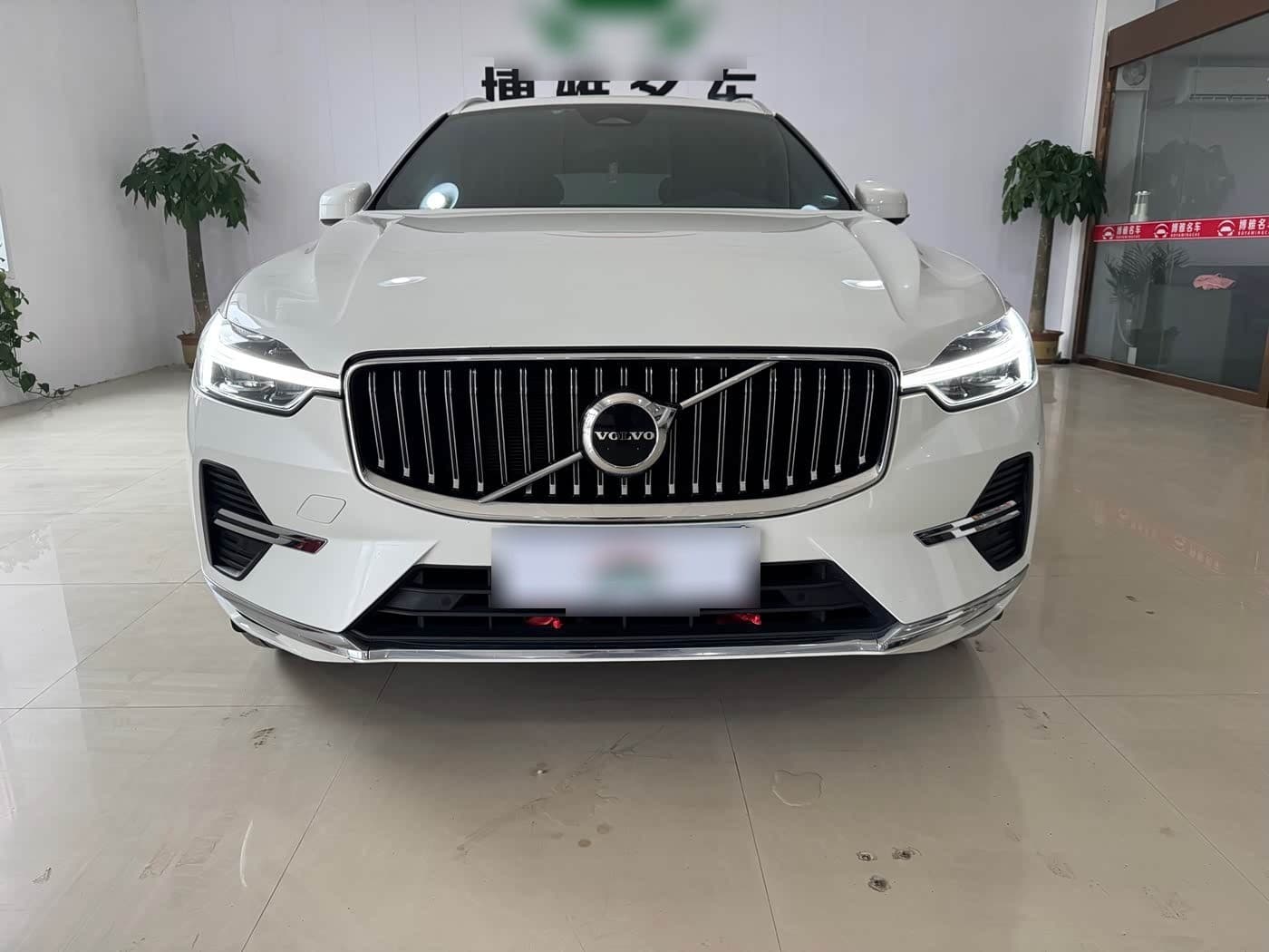 2023 Volvo XC60 front exterior