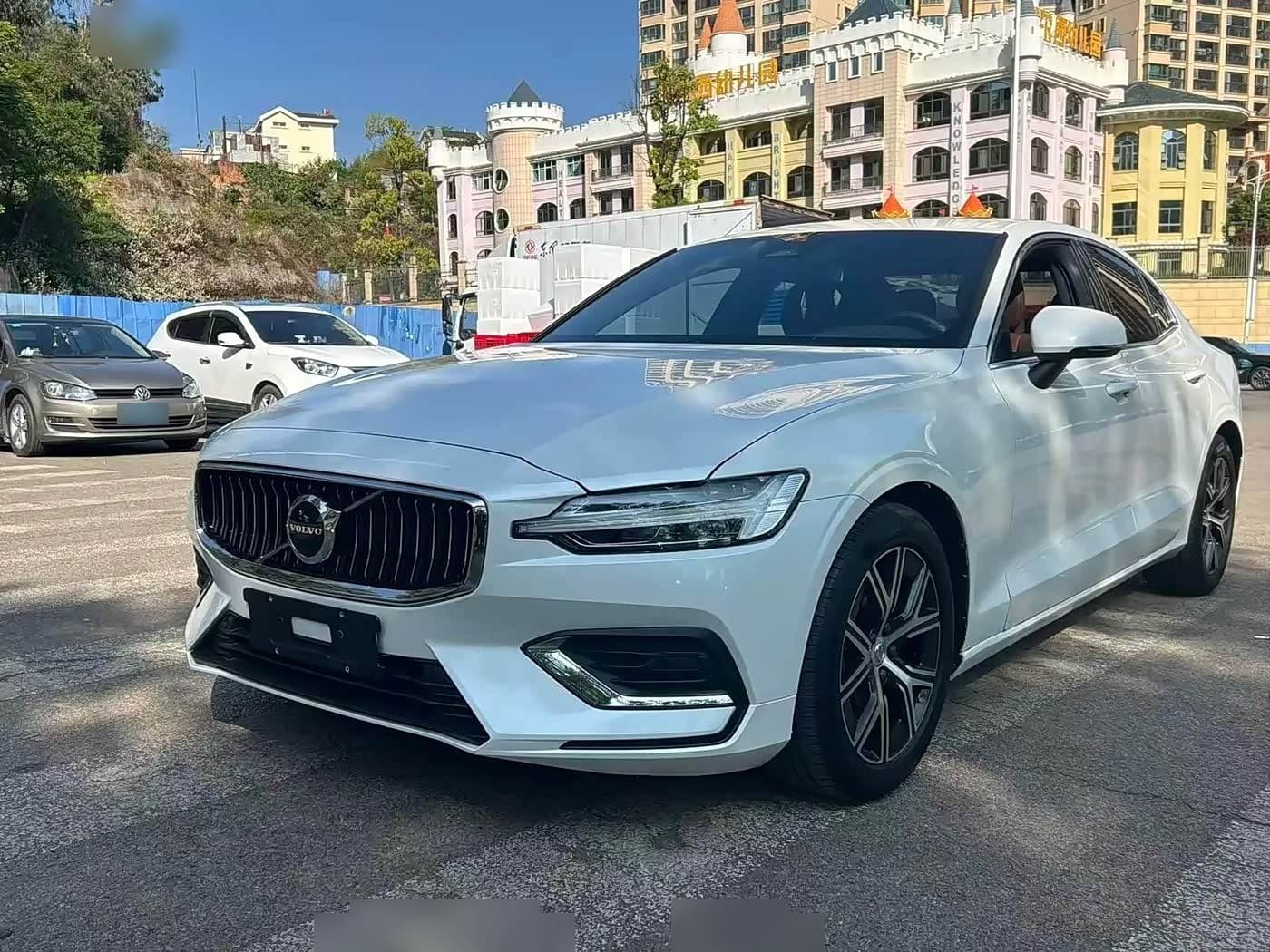 2023 Volvo S60 front exterior