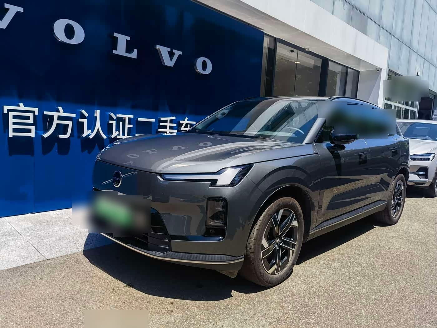 2025 Volvo XC70 Plug-in Hybrid front exterior