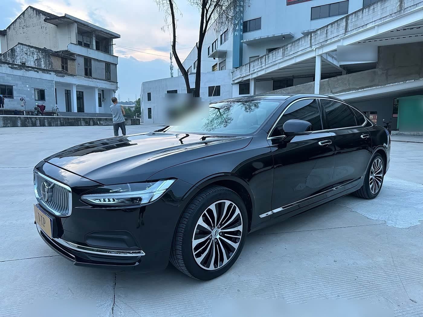 2023 Volvo S90 front exterior