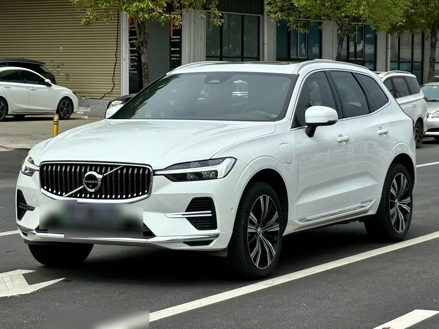 2022 Volvo XC60 Plug-in Hybrid front exterior
