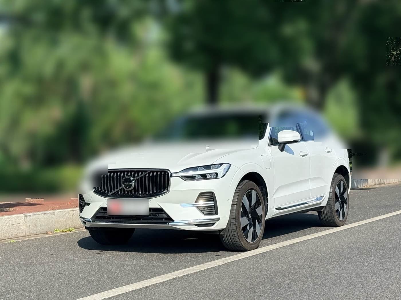 2024 Volvo XC60 Plug-in Hybrid front exterior