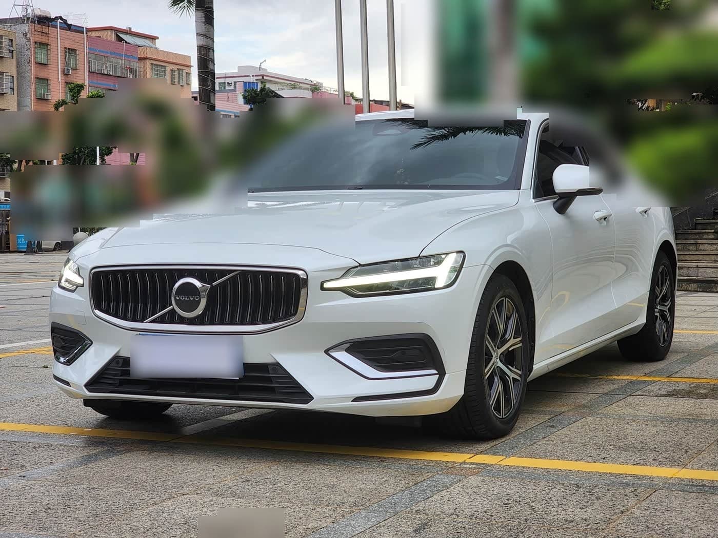 2023 Volvo S60 front exterior