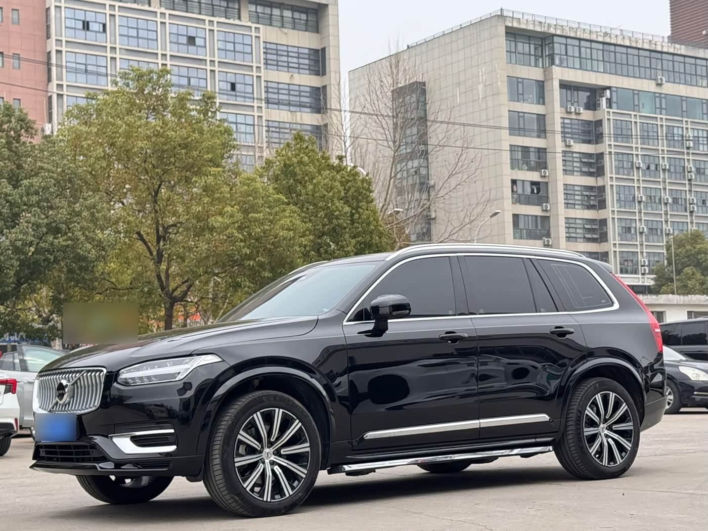 2023 Volvo XC90 front exterior