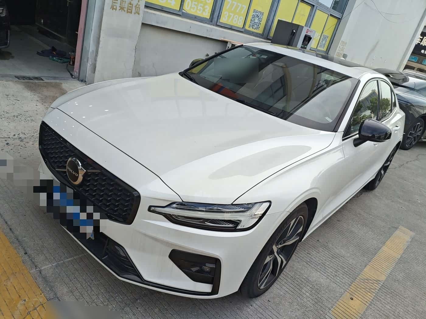 2023 Volvo S60 front exterior