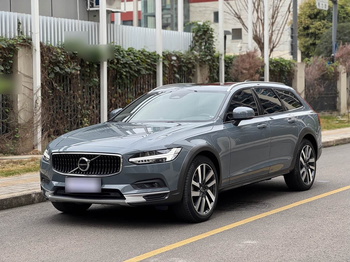 2022 Volvo V90 front exterior