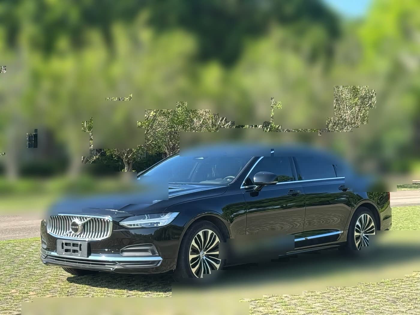 2023 Volvo S90 front exterior