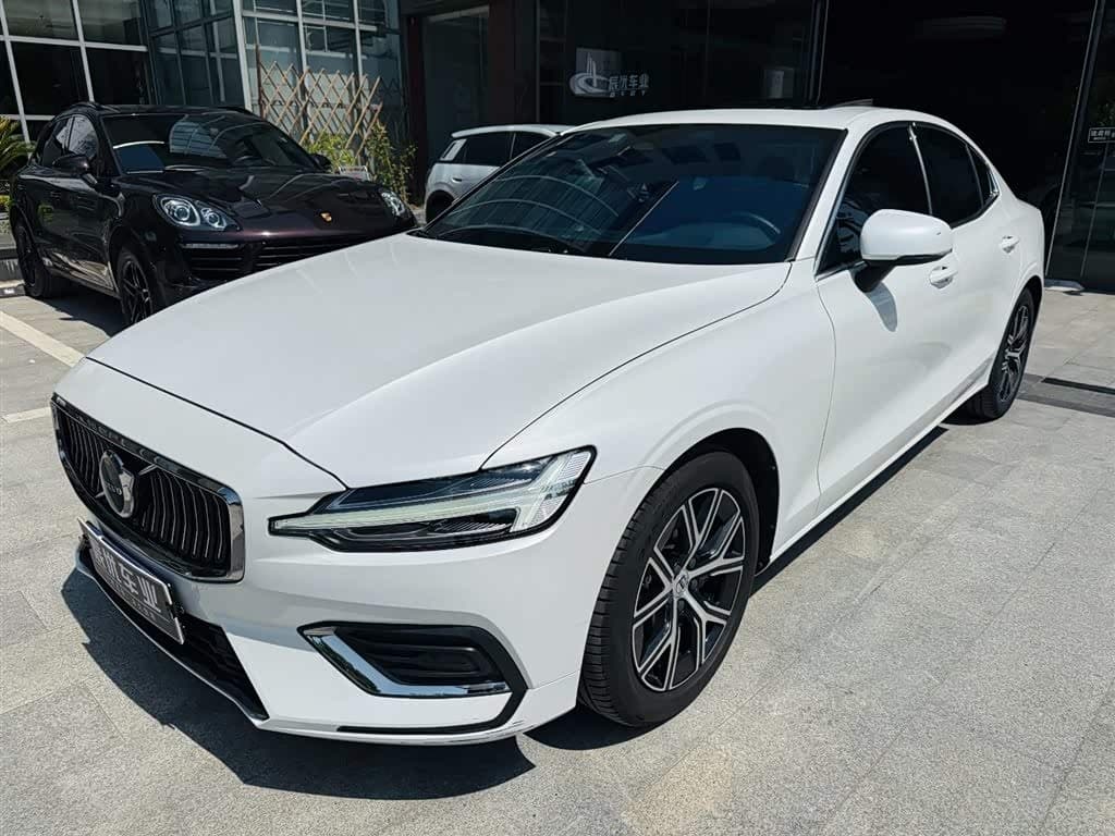 2022 Volvo S60 front exterior
