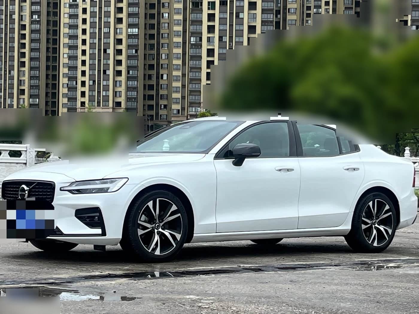 2024 Volvo S60 front exterior