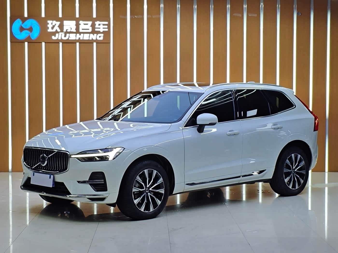 2022 Volvo XC60 front exterior