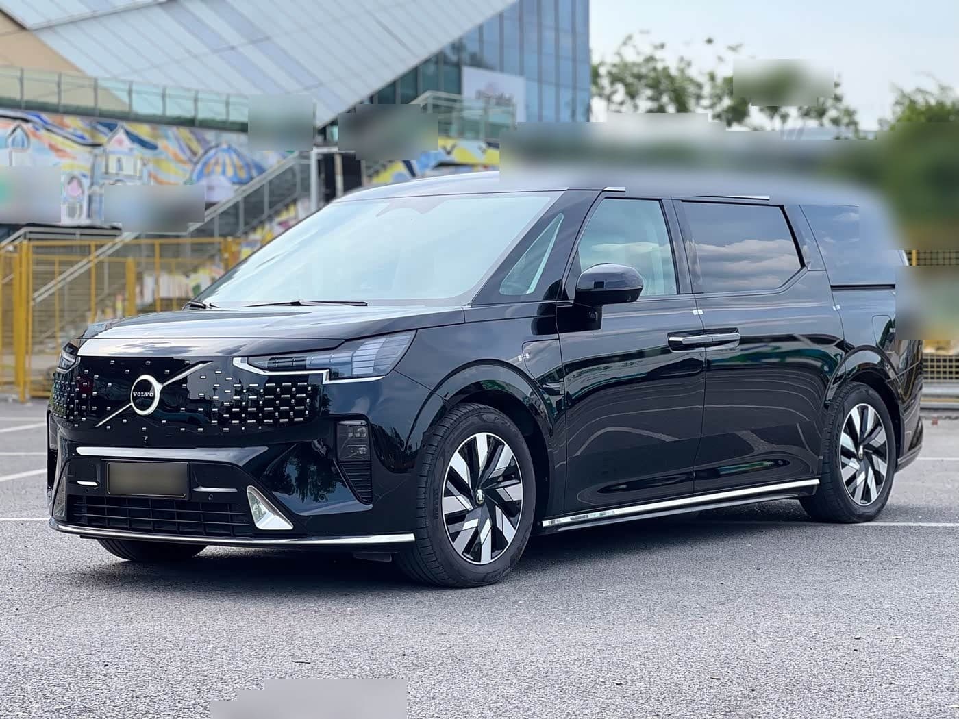 2023 Volvo EM90 front exterior