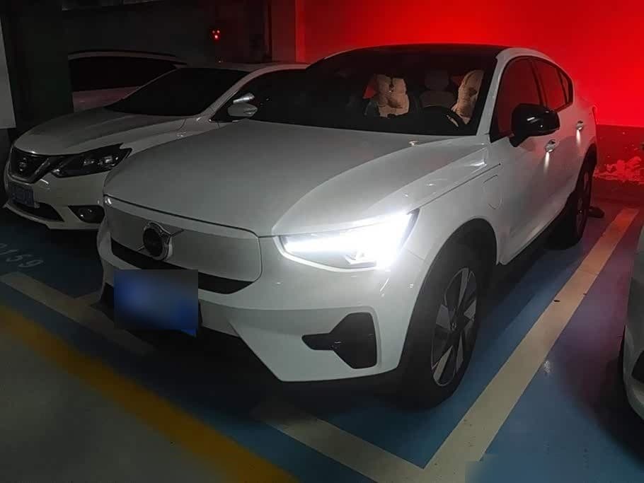 2023 Volvo C40 front exterior