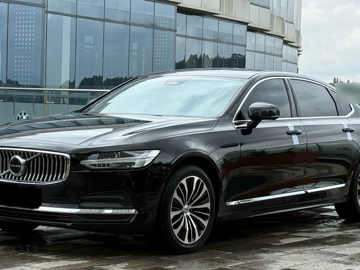 2022 Volvo S90 front exterior