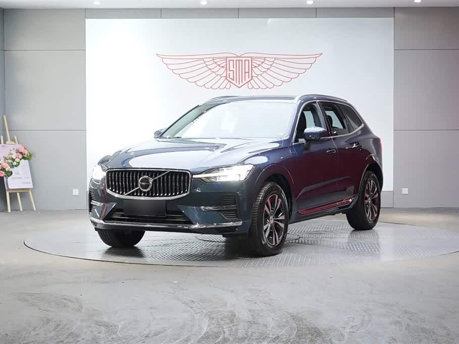 2024 Volvo XC60 front exterior