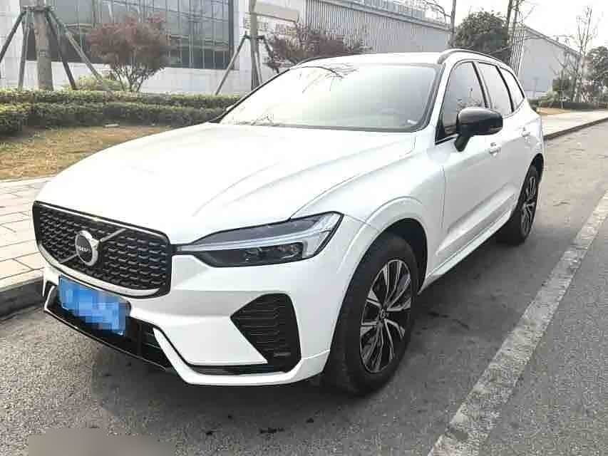 2023 Volvo XC60 front exterior