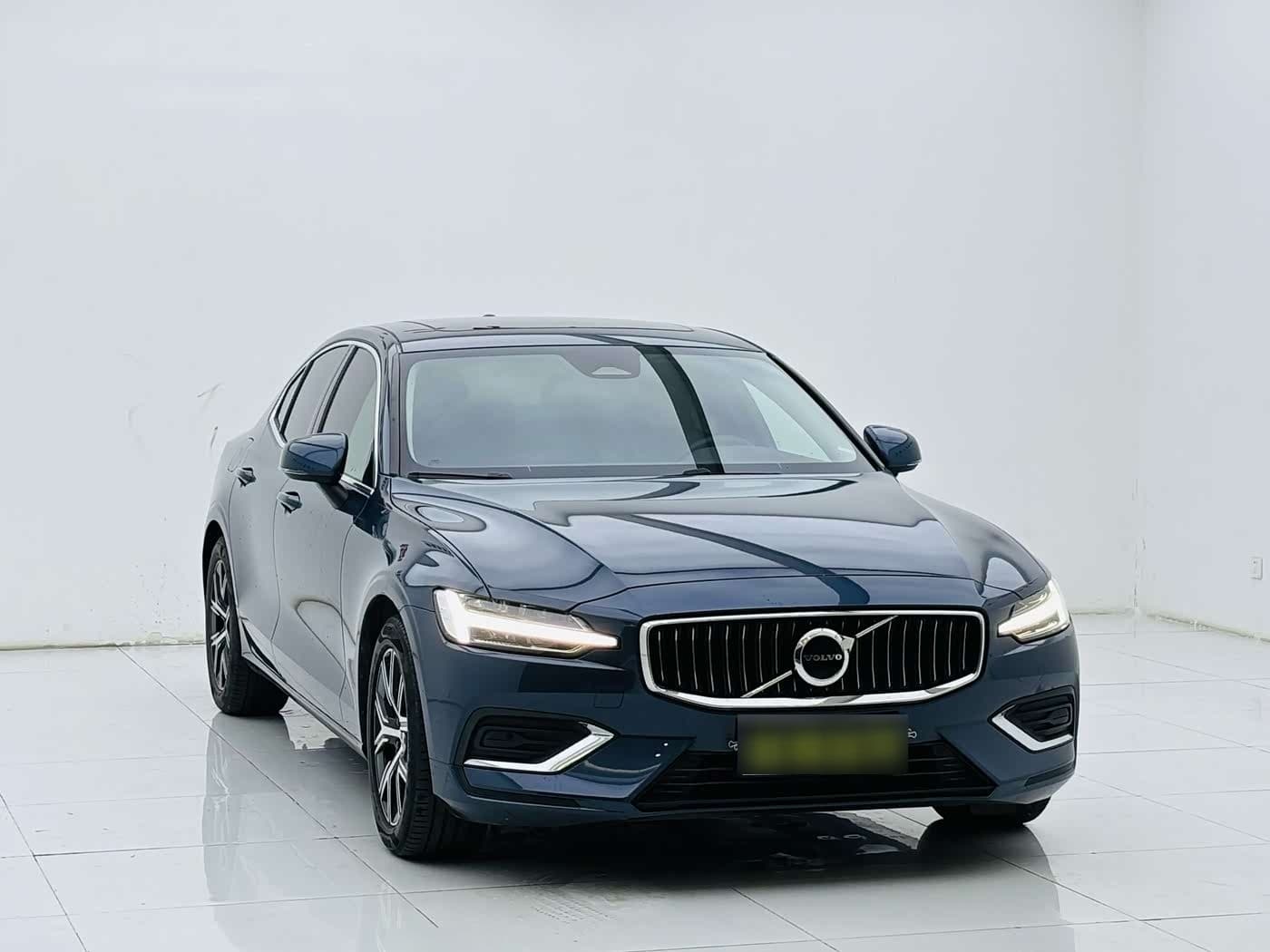 2022 Volvo S60 front exterior
