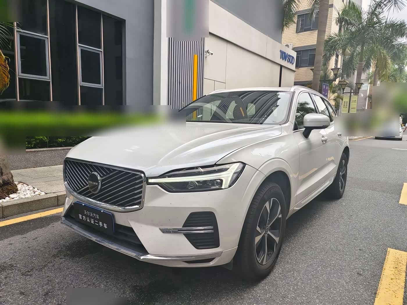 2025 Volvo XC60 front exterior
