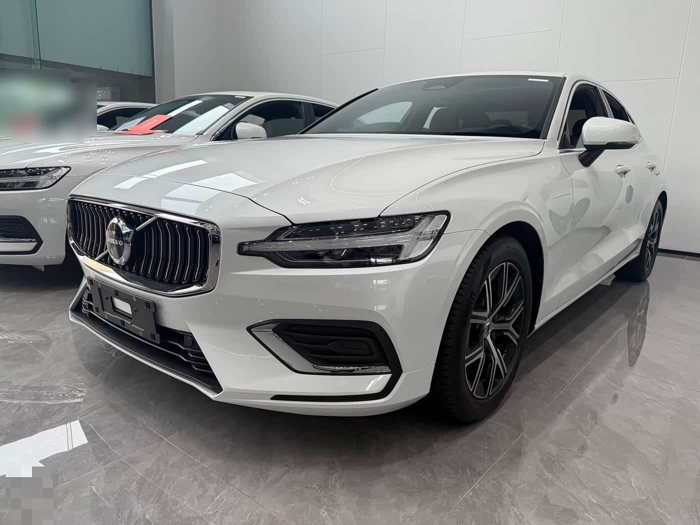 2023 Volvo S60 front exterior