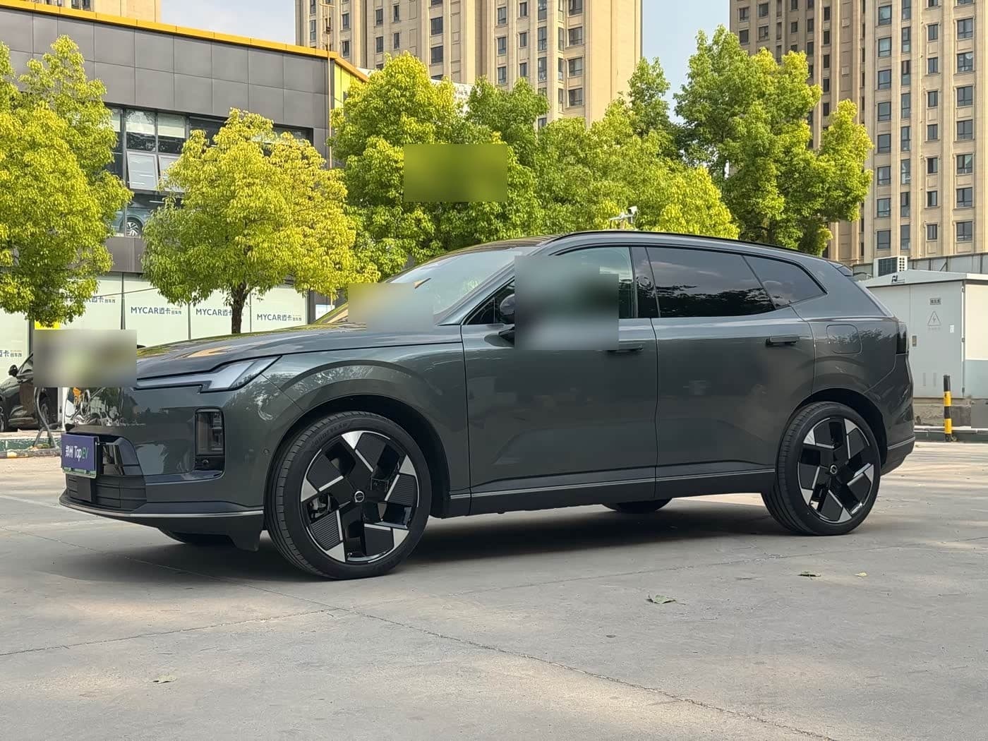 2025 Volvo XC70 Plug-in Hybrid front exterior
