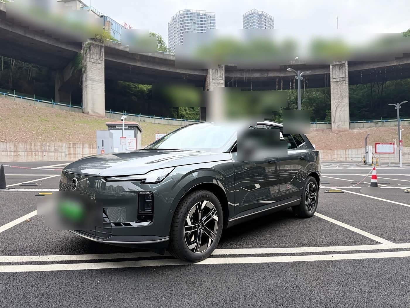 2025 Volvo XC70 Plug-in Hybrid front exterior