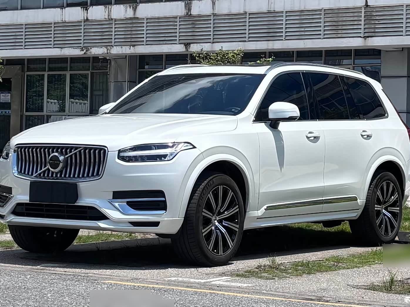 2022 Volvo XC90 front exterior