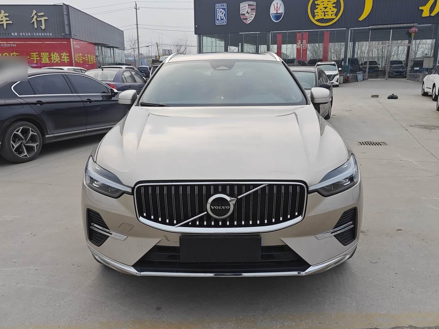 2023 Volvo XC60 front exterior