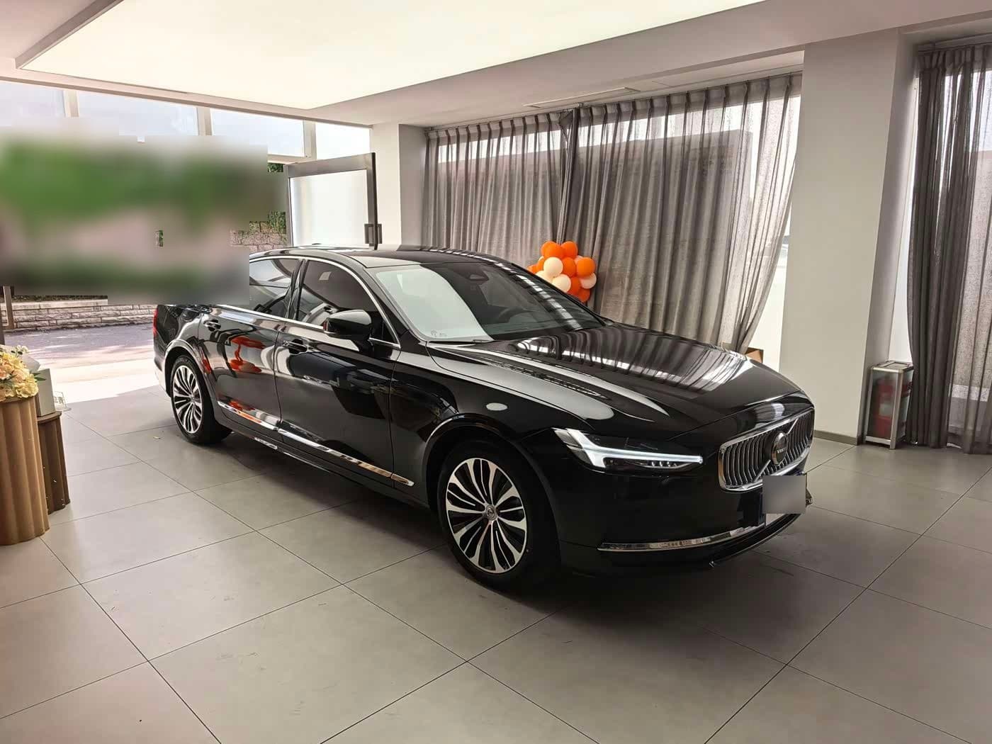 2023 Volvo S90 front exterior