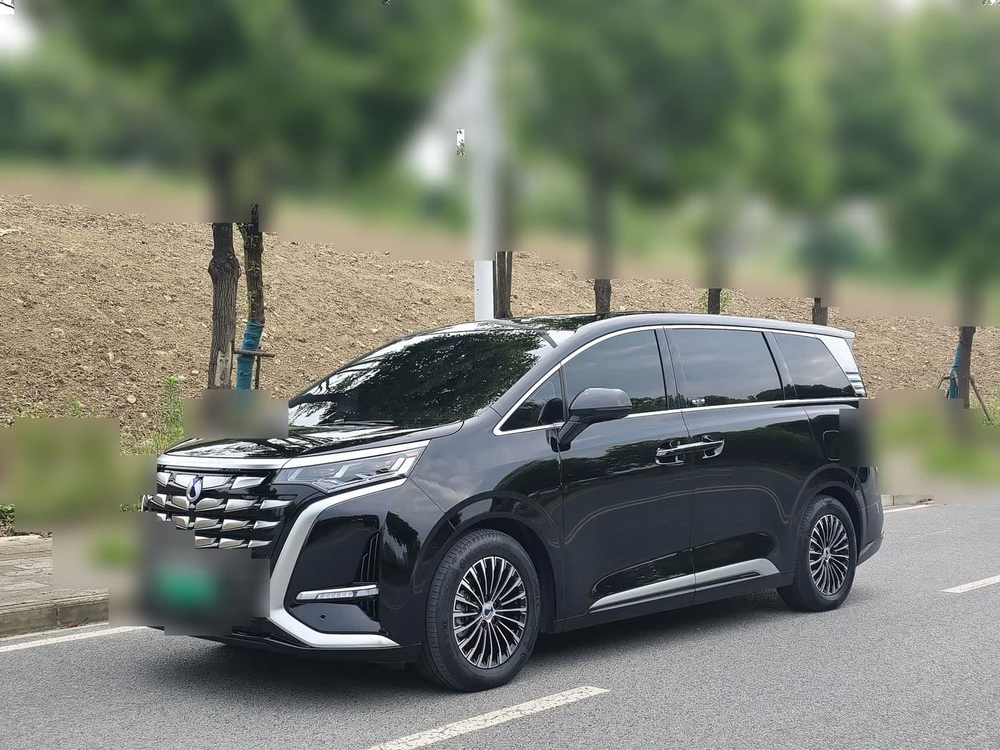 2024 Denza D9 front exterior