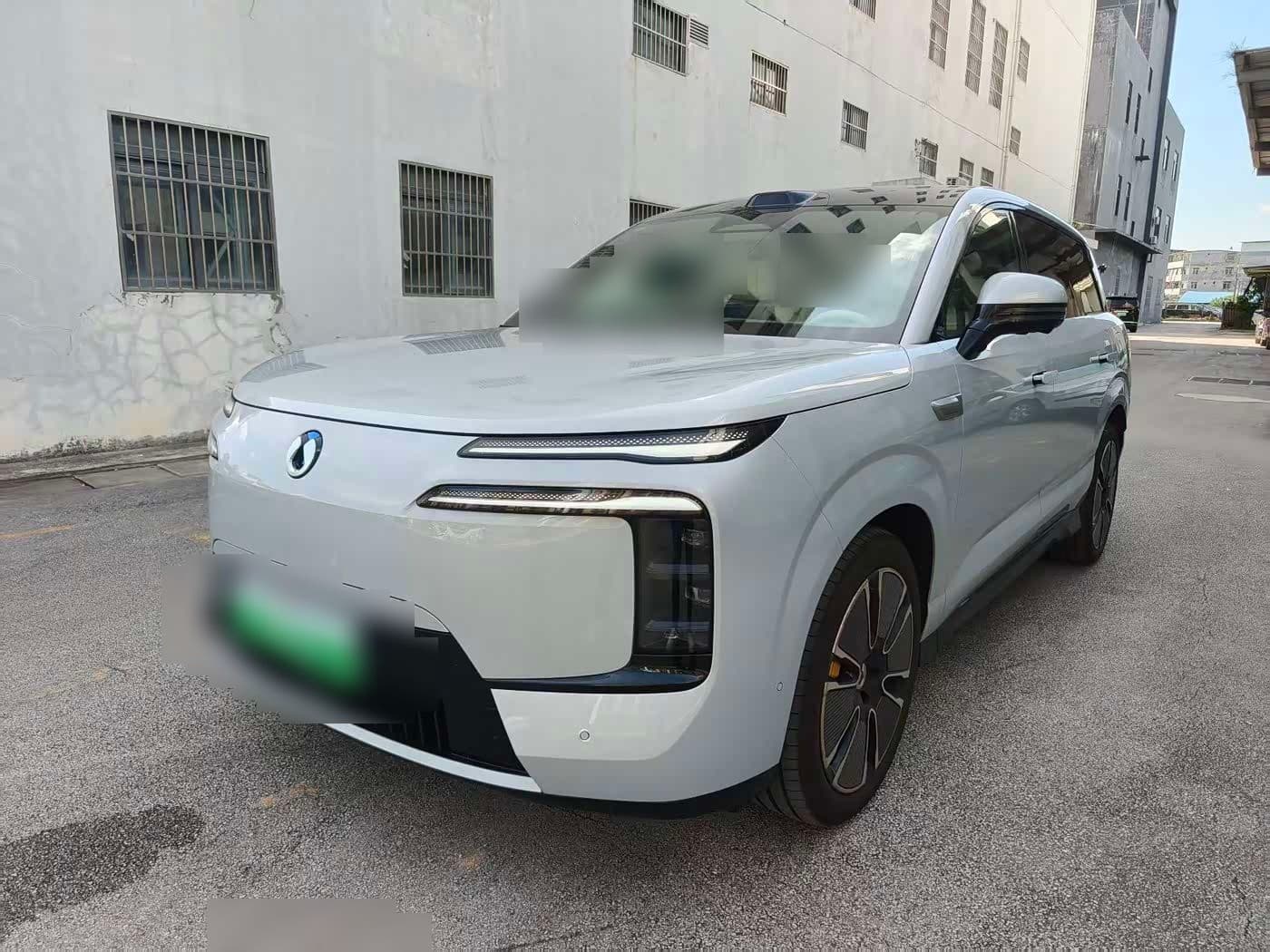2025 Denza N8L front exterior