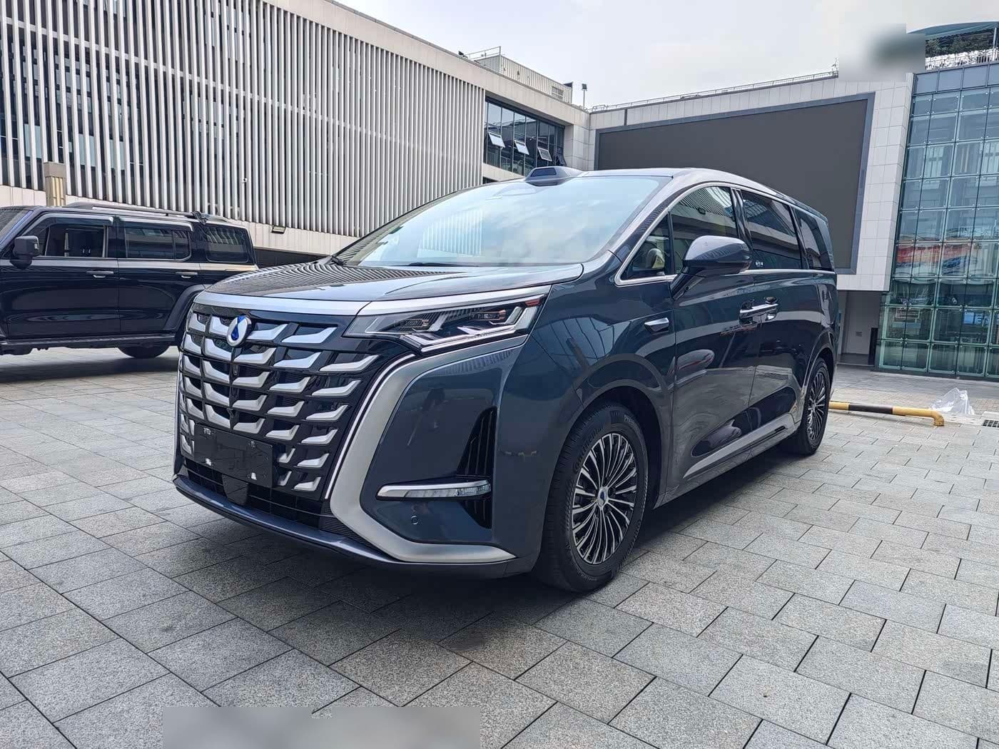 2024 Denza D9 front exterior