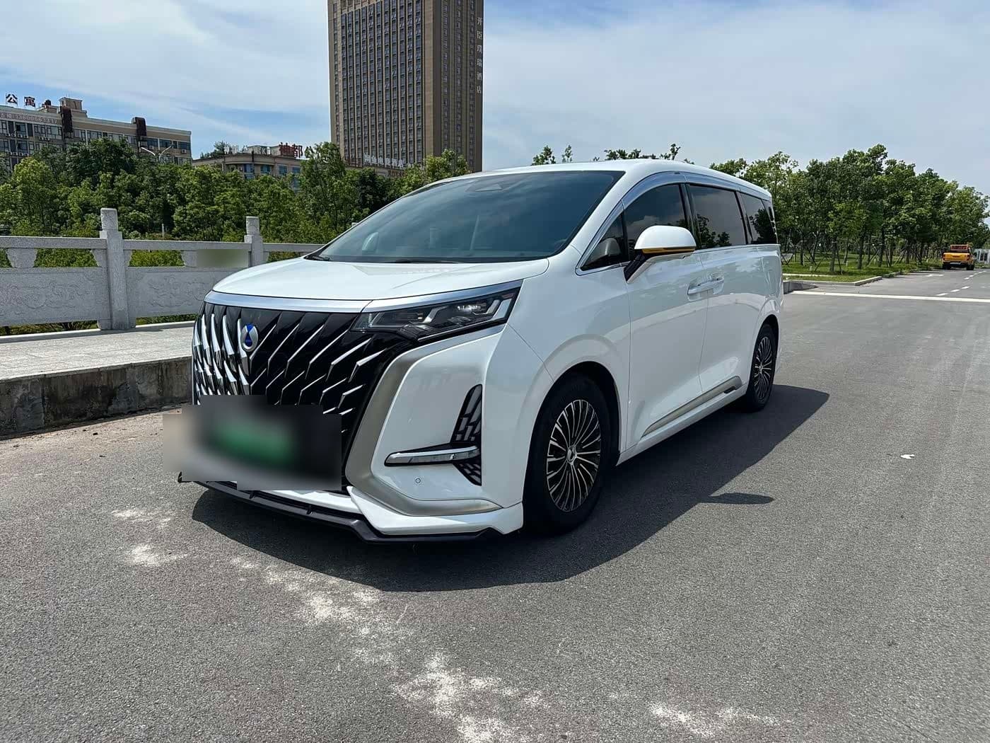2024 Denza D9 front exterior