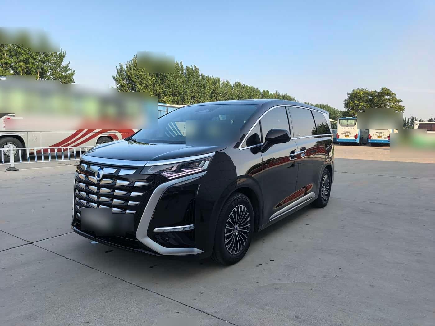 2024 Denza D9 front exterior