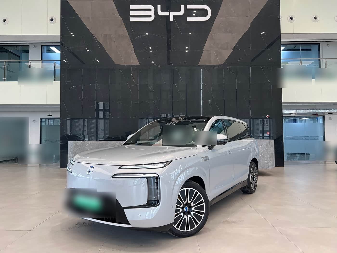 2025 Denza N8L front exterior