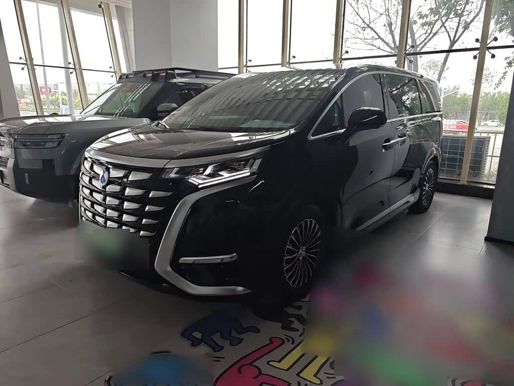 2024 Denza D9 front exterior