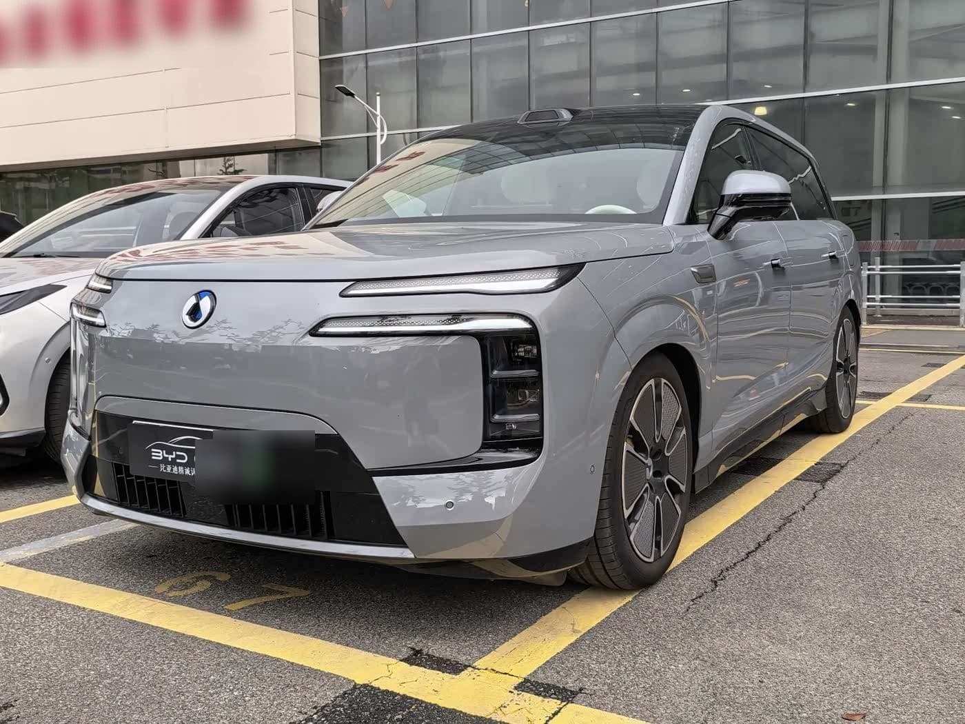 2025 Denza N8L front exterior
