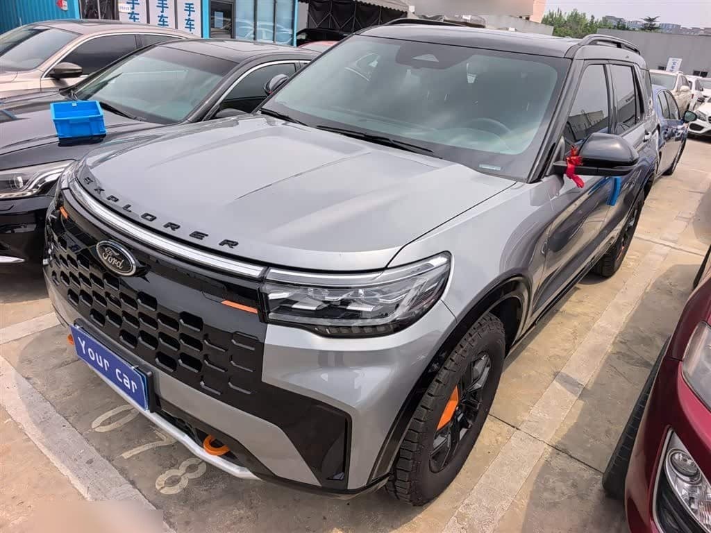 2025 Ford Explorer front exterior
