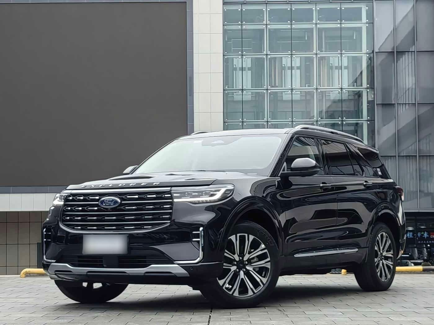 2024 Ford Explorer front exterior