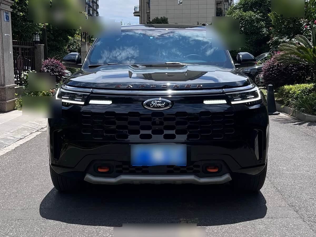 2023 Ford Explorer front exterior