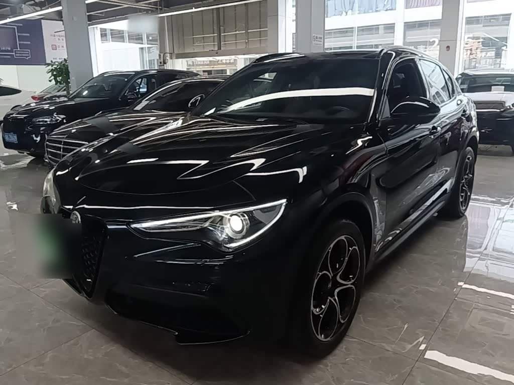 2019 Alfa Romeo Stelvio front exterior