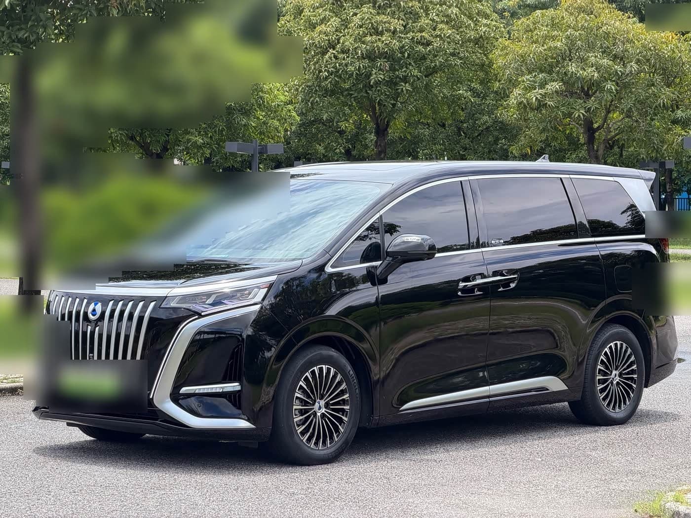 2022 Denza D9 front exterior