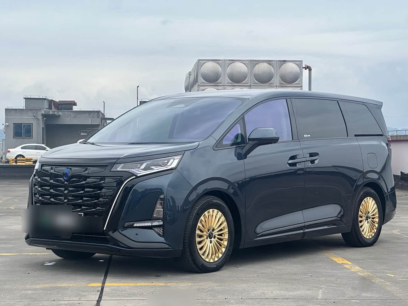 2022 Denza D9 front exterior