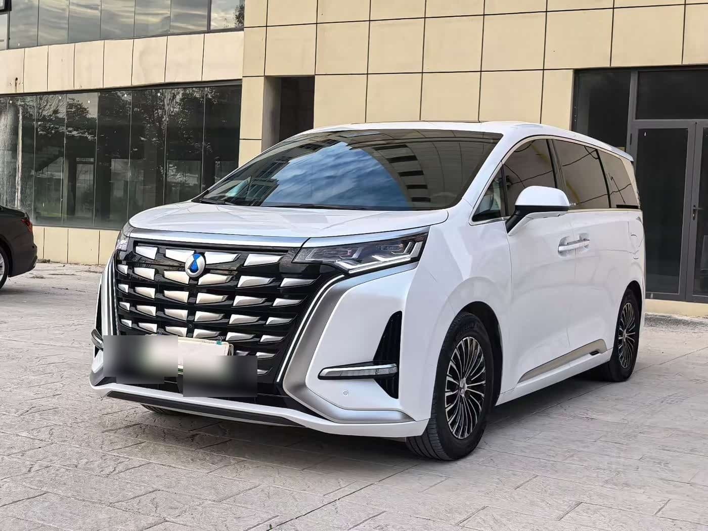 2022 Denza D9 front exterior