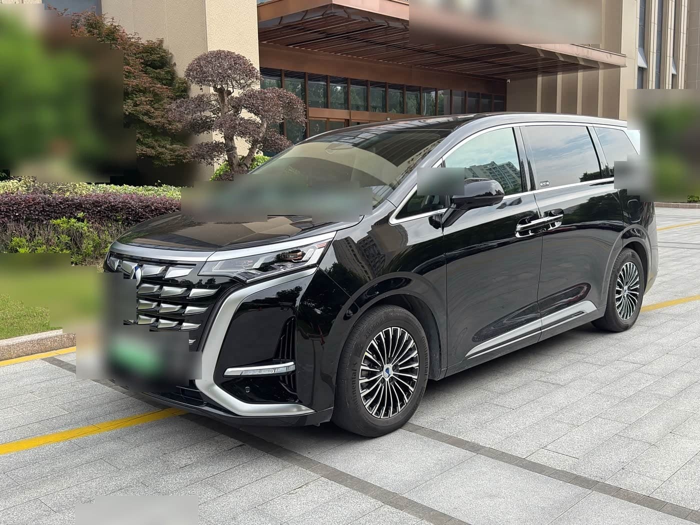 2022 Denza D9 front exterior