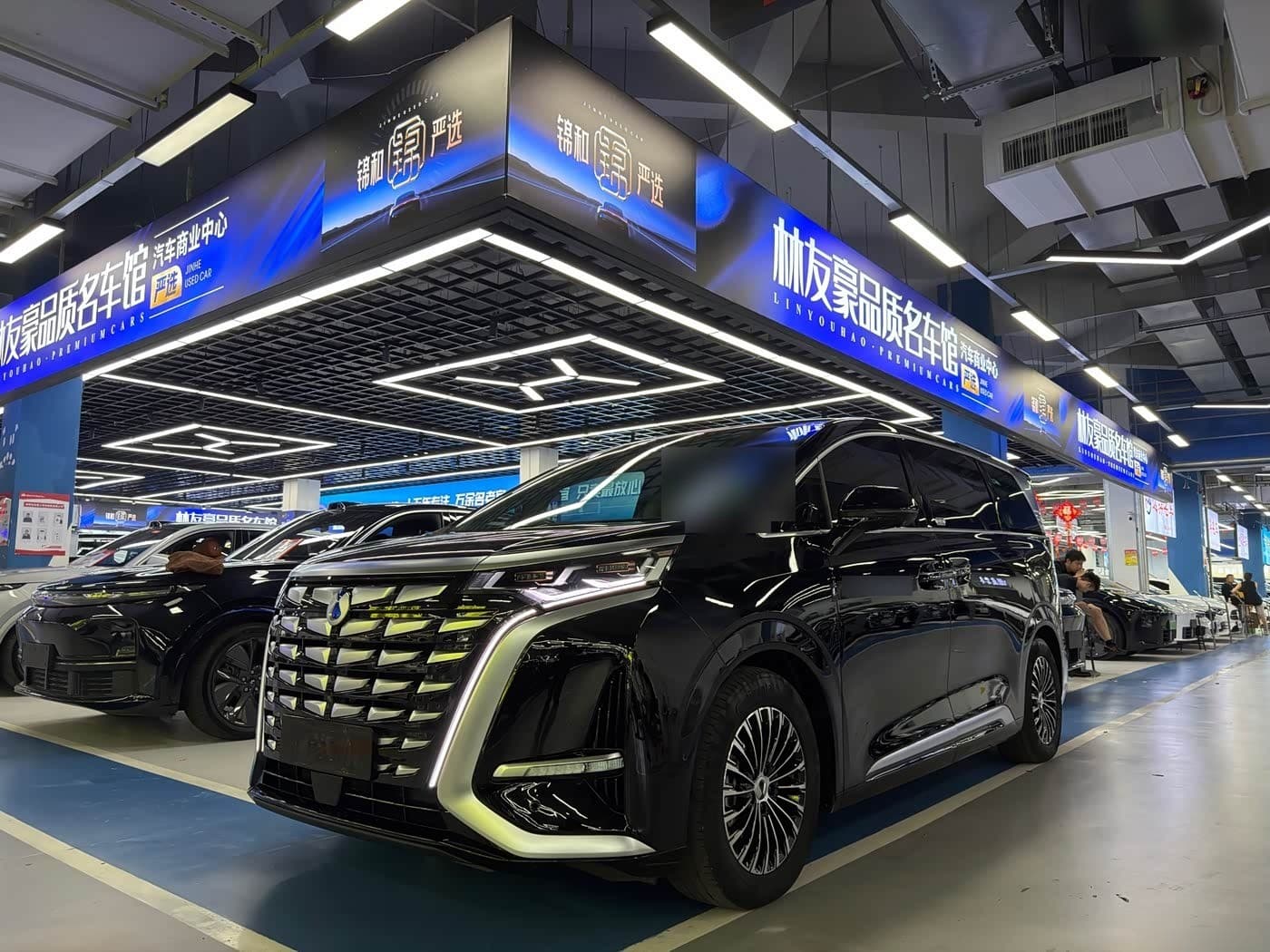 2022 Denza D9 front exterior